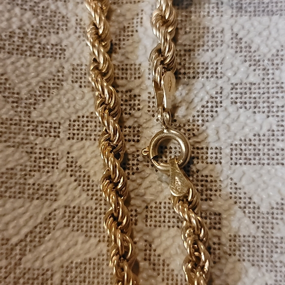 Luxurious 18K Gold Rope Chain Bracelet (8 inches) - Picture 4 of 8
